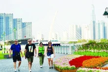 Turistas extranjeros dan paseos en el puerto de Bach Dang, distrito 1, Ciudad Ho Chi Minh. (Foto: sggp.org.vn)