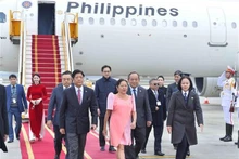 El presidente de Filipinas, Ferdinand Romualdez Marcos Jr. (primera persona desde la izquierda, primera fila), en el aeropuerto de Noi Bai, Hanói. (Foto: VNA)