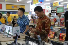 Clientes eligen productos en la tienda Erablue. (Foto VNA)