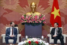 El presidente de la Asamblea Nacional de Vietnam, Vuong Dinh Hue (derecha) recibe al embajador británico en Hanói, Ian Frew. (Foto: VNA) 