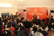 El embajador vietnamita, Nguyen Hoang Long, interviene en la reunión. (Foto: VNA)