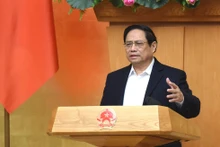 El primer ministro Pham Minh Chinh preside la reunión. 