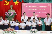 El presidente Vo Van Thuong entrega regalos a estudiantes de la comuna isleña de Tho Chau. (Foto: VNA)