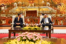 El presidente del Comité Popular de Hanói, Tran Sy Thanh (derecha), habla con el alcalde de la ciudad de Sejong, Choi Minho. (Foto: hanoimoi.vn)