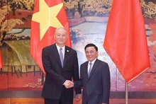 El miembro permanente del Secretariado y jefe de la Comisión de Control Disciplinario del Comité Central del Partido Comunista de Vietnam, Tran Cam Tu, (derecha) y Cai Qi, miembro del Comité Permanente del Buró Político y del Secretariado del Comité Central del Partido Comunista de China (PCCh) y jefe de su Oficina. (Foto: VNA)