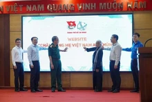 Delegados en el acto de lanzamiento de la página web “Retrato de la madre heroica vietnamita”. (Foto: VNA)