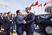El primer ministro vietnamita, Pham Minh Chinh, despide en el Aeropuerto Internacional de Noi Bai al secretario general del Partido Comunista y presidente de China, Xi Jinping. (Foto: VNA)