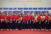 [Foto] Estudiantes vietnamitas y chinos pintan sombreros cónicos y experimentan creación artesanal de cerámica
