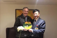 El ex jefe adjunto de la Comisión de Relaciones Exteriores del Comité Central del Partido Comunista de Vietnam, Nguyen Tuan Phong, y Juan Meriguet Martínez, miembro del Comité Central del Movimiento Revolución Ciudadana de Ecuador, en un encuentro en 2016. (Foto: VNA)