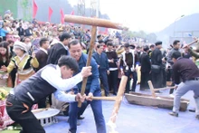 Los turistas experimentan la elaboración de pastel de arroz glutinoso (banh day) del pueblo Mong. (Foto: VNA)