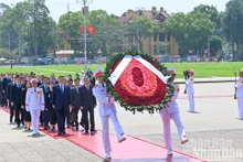 El secretario general del Partido Comunista de Vietnam, To Lam, y el secretario general del Partido Comunista y presidente de China, Xi Jinping, rinden homenaje al Presidente Ho Chi Minh. (Foto: Nhan Dan)