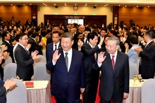 El secretario general del Partido Comunista de Vietnam, To Lam (derecha), y el secretario general del Partido Comunista de China y presidente del país vecino, Xi Jinping, asisten al encuentro amistoso entre los dos pueblos (Foto: Nhan Dan)