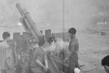 La artillería del Ejército de Liberación abre fuego contra el aeródromo de Bien Hoa. (Foto: VNA)