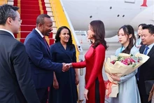 La viceministra de Relaciones Exteriores, Nguyen Minh Hang, recibe al primer ministro etíope, Abiy Ahmed Ali, y a su esposa en el Aeropuerto Internacional de Noi Bai. (Foto: VNA)