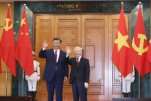 El secretario general del Partido Comunista de Vietnam, Nguyen Phu Trong mantiene conversaciones con el secretario general del Partido Comunista y presidente de China, Xi Jinping, durante su visita de Estado a Vietnam, el 12 de diciembre de 2023. (Foto: VNA)