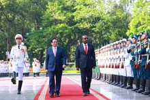El primer ministro de Vietnam, Pham Minh Chinh, y su homólogo etíope, Abiy Ahmed Ali, pasan revista a la guardia de honor. (Foto: VNA)