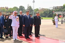 El secretario general del Partido Comunista de Vietnam, To Lam, y el secretario general del Partido Comunista de China y presidente de ese país, Xi Jinping, junto con otros dirigentes de los dos países, rindieron homenaje al Presidente Ho Chi Minh.