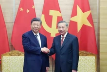 El secretario general del Partido Comunista de Vietnam, To Lam, y el secretario general del Partido Comunista y presidente de China, Xi Jinping. (Foto: VNA)