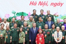 El secretario general del Partido Comunista de Vietnam, To Lam, y veteranos de guerra, personas con méritos revolucionarios y familias beneficiadas de políticas preferenciales. (Foto: VNA)