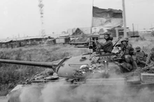 Las fuerzas de liberación controlaron el Centro de Instrucción de Blindados del ejército títere en la base de Nuoc Trong (Bien Hoa). A comienzos de abril de 1975, los cuerpos principales de nuestras unidades regulares convergieron sobre Saigón desde múltiples ejes, aplicaron una potencia de combate abrumadora y desarticularon por completo el cinturón defensivo exterior del enemigo. (Foto: VNA)