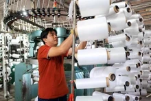 Producción de hilo de seda para la industria textil en el distrito de Binh Chanh, Ciudad Ho Chi Minh. (Foto: VNA)