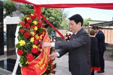 El presidente vietnamita, Luong Cuong, ofrece flores en el Monumento dedicado al Presidente Ho Chi Minh en Santiago, capital de Chile. (Foto: VNA)