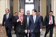 El presidente del Poder Judicial de Perú, Javier Arévalo Vela, recibe al mandatario vietnamita, Luong Cuong. (Foto: VNA)