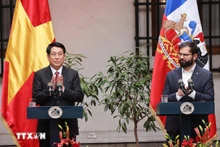 El presidente vietnamita Luong Cuong y su par chileno, Gabriel Boric Font, en la rueda de prensa. (Foto: VNA)