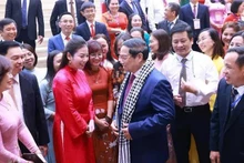 El primer ministro Pham Minh Chinh se reúne con maestros destacados. (Foto: VNA)