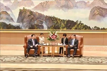 El miembro del Buró Político, secretario del Comité Central del PCV y jefe de su Comisión de Asuntos Internos, Phan Dinh Trac, y Zhou Zuyi, secretario del Comité partidista de Fujian. (Foto: VNA)