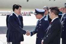 El presidente Luong Cuong (izquierda) con los altos funcionarios chilenos en el aeropuerto intenacional de Arturo M. Benitez. (Foto: VNA)