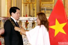 La presidenta peruana, Dina Ercilia Boluarte Zegarra, otorga la Orden Sol del Perú en el grado de Gran Cruz al presidente vietnamita, Luong Cuong. (Foto: VNA) 