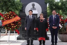 El presidente vietnamita Luong Cuong (primero a la izquierda) y la expresidenta Michelle Bachellet en la colocación de ofrendas florales en el Monumento del Presidente Ho Chi Minh en Santiago de Chile. (Foto: VNA)