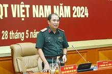 El teniente general Phung Si Tan, subjefe del Estado Mayor General del Ejército Popular de Vietnam, preside la conferencia para aprobar el plan sobre la Exposición Internacional de Defensa de Vietnam 2024. (Foto: VNA)