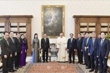El presidente Vo Van Thuong en la reunión con el Papa Francisco en la Ciudad del Vaticano. (Foto: VNA)
