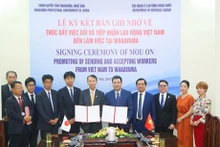 Nguyen Ba Hoan, viceministro de Trabajo, Inválidos de Guerra y Asuntos Sociales de Vietnam, y el gobernador de la prefectura japonesa de Wakayama, Kishimoto Shuhei, presencian el acto de firma del memorándum de entendimiento. (Foto: VNA)