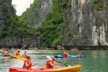 Turistas en kayak en la Bahía de Ha Long. (Foto: baoquangninh.vn)