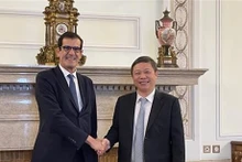 El alcalde de Oporto Rui Moreira (izquierda) recibe al vicepresidente del Comité Popular de Ciudad Ho Chi Minh, Duong Anh Duc. (Foto: VNA)