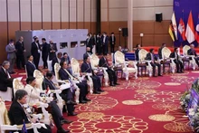 El primer ministro vietnamita, Pham Minh Chinh, y dirigentes de los países de la ASEAN dialogaron el noviembre de 2022 con representantes de la juventud del bloque en Phnom Penh, Camboya. (Foto: VNA)