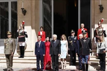 El presidente italiano, Sergio Mattarella, organiza la ceremonia oficial de despedida del presidente Vo Van Thuong, su cónyuge y la delegación vietnamita de alto rango. (Foto: VNA)