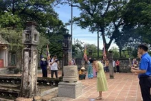 Participantes en Campamento Veraniego de Vietnam 2023 rinden homenaje a antepasados. (Foto:VNA)