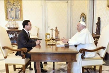 El presidente vietnamita, Vo Van Thuong, y el Papa Francisco. (Foto: VNA)