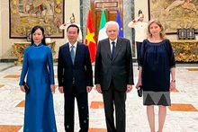 El presidente vietnamita, Vo Van Thuong, su conyúge, y el presidente italiano, Sergio Mattarella, y su hija en el evento. (Foto: Periódico Tien Phong)