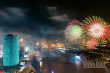 Exactamente a las 21:00 horas, se lanzan fuegos artificiales al cielo de Ciudad Ho Chi Minh para celebrar el 50º aniversario de la Liberación del Sur y el Día de la Reunificación Nacional.