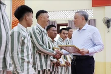 El viceprimer ministro permanente, Nguyen Hoa Binh, entrega certificados de amnistía a presos que cumplen los requisitos. (Foto: VNA)