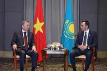 El secretario general del Partido Comunista de Vietnam, To Lam (izq.), se reúne con el presidente del Senado del Parlamento de Kazajistán, Maulen Ashimbaev. (Foto: VNA)