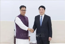 El presidente de Vietnam, Luong Cuong (derecha), recibe al ministro de Asuntos Parlamentarios y de Minorías de la India, Kiren Rijiju. (Foto: VNA)