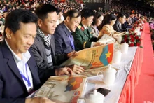 Publicación informativa especial de Nhan Dan llega a lectores en Lam Dong
