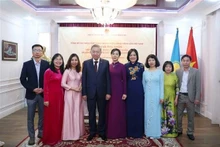 El secretario general del Partido Comunista de Vietnam, To Lam, se reúne con personal de la Embajada de Hanói en Astana. (Foto: VNA)