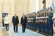 El presidente de Kazajistán, Kassym-Jomart Tokayev, y el ecretario general del Partido Comunista de Vietnam, To Lam, pasan revista a la guardia de honor. (Foto: VNA)
